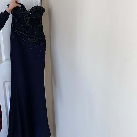 Beaded stretch/lace mermaid like styleevening gown - Picture 2 of 16